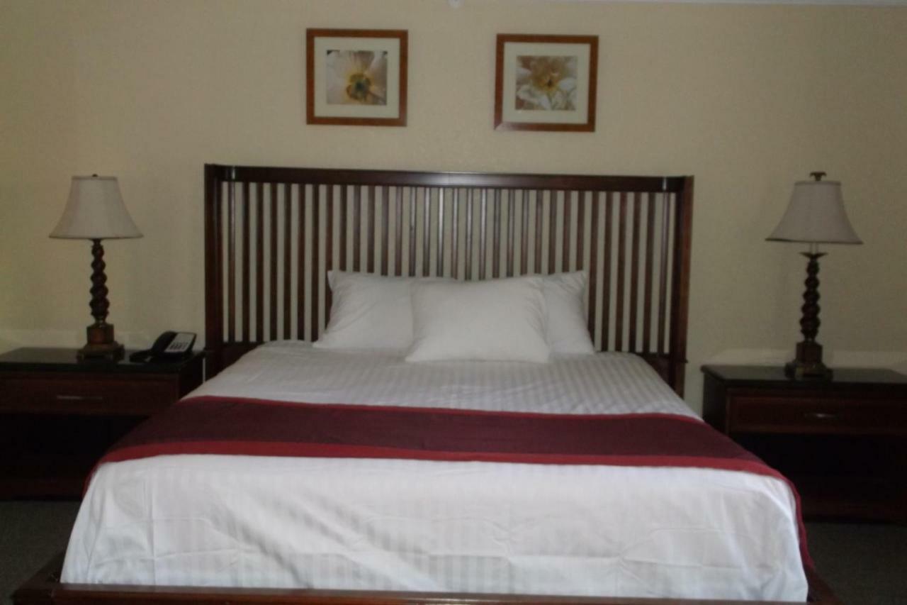 Days & By Wyndham Resort Okeechobee