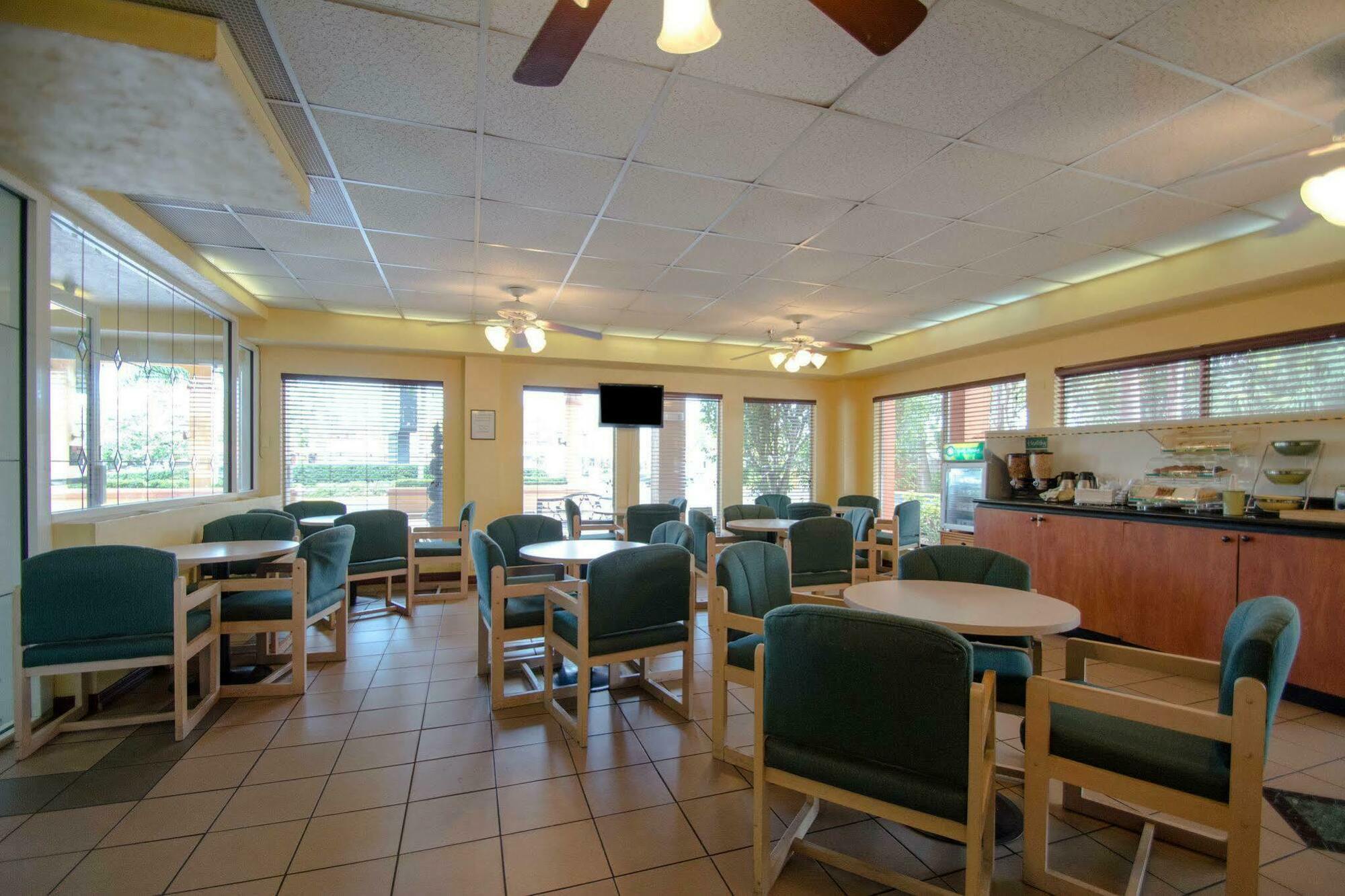 Inn Quality North Near Lido Key 2*