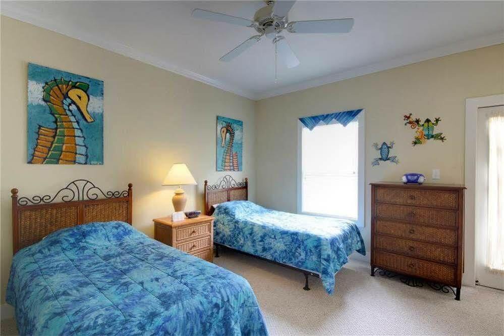 Hotel Purple Parrot Village