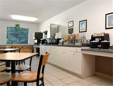 Super 8 By Wyndham Pensacola