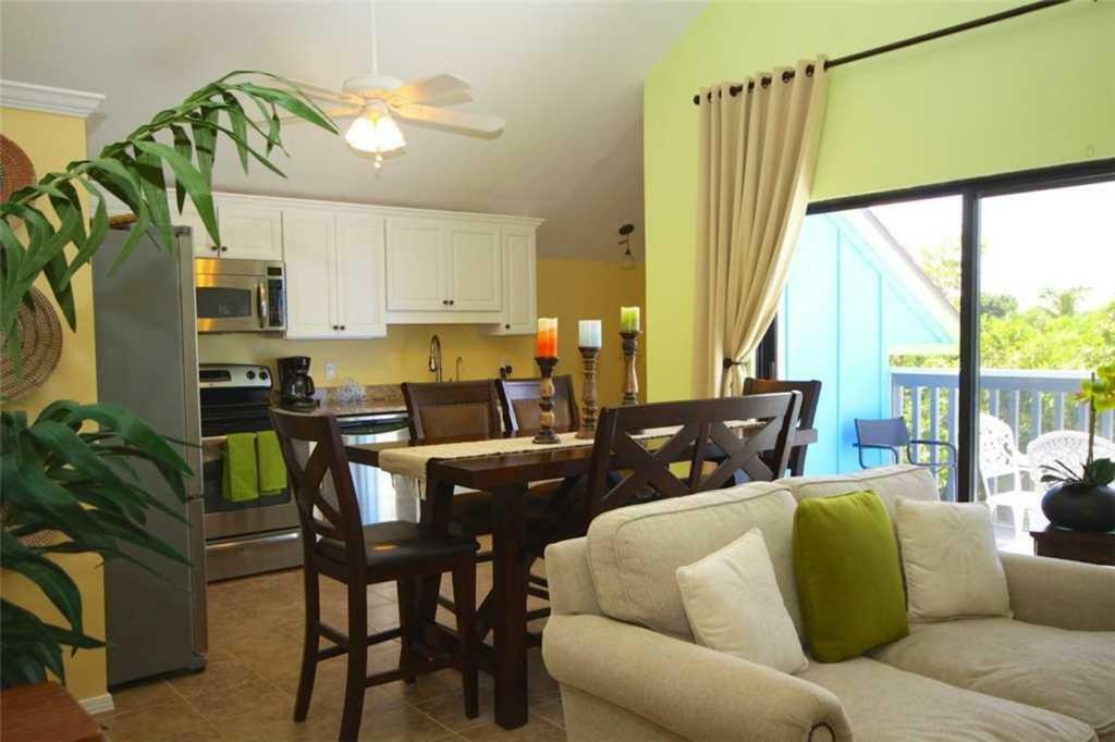 079 - Blue Macaw Holiday home *