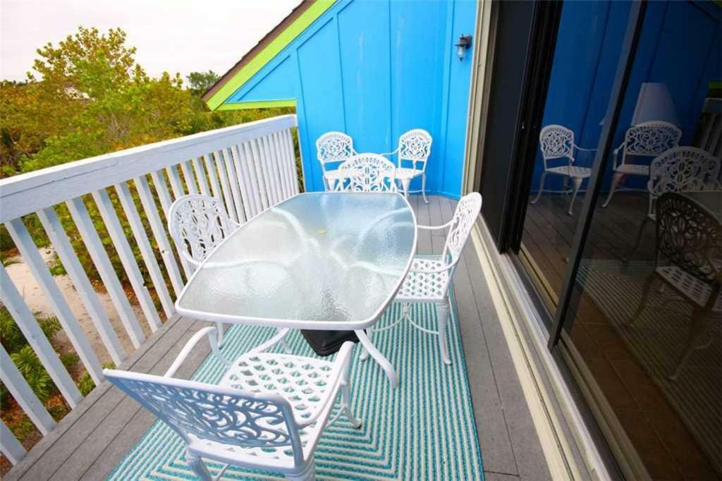 Holiday home 079 - Blue Macaw
