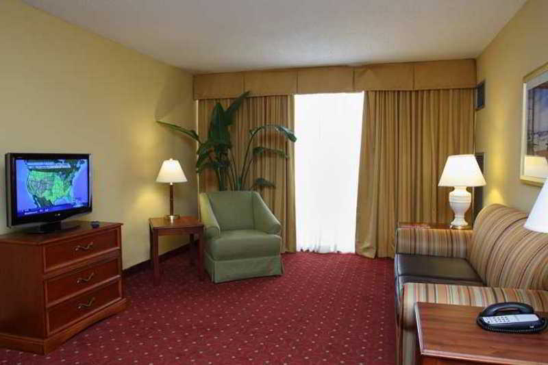 Embassy By Hilton Airport Westshore 3*