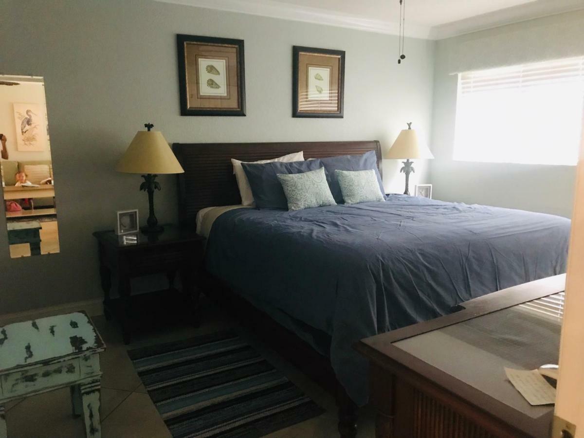 Treasure Island Beach, Fl Waterfront Located Steps Away From The Intracoastal Waterway St. Pete Beach