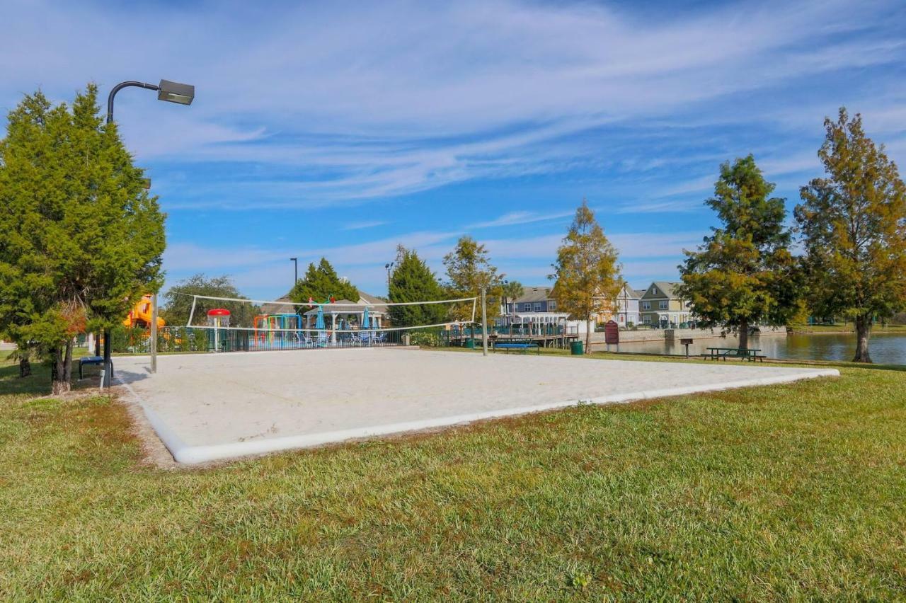 Lakeside Resort: Family-friendly Getaway Near Holiday home *