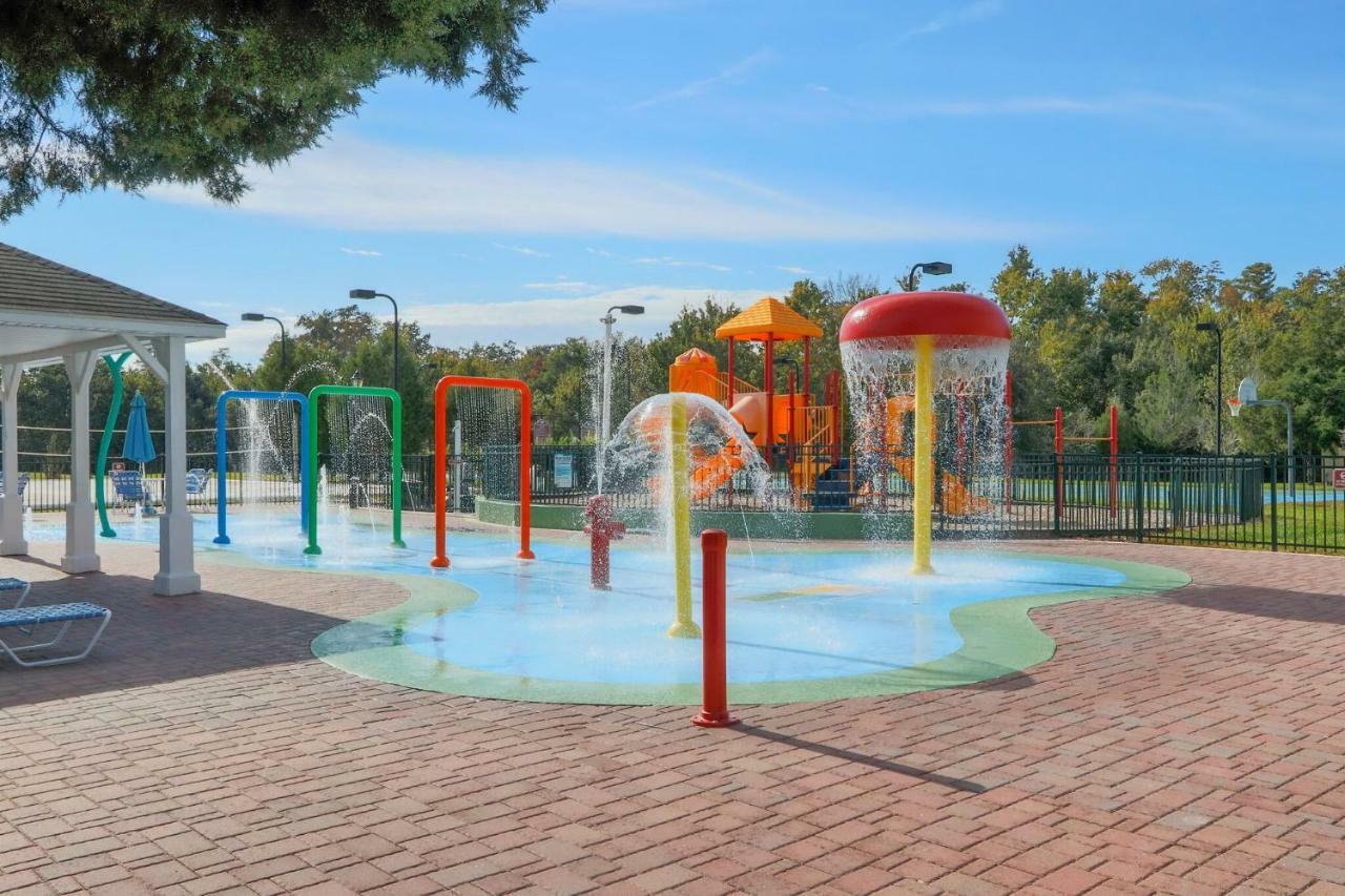 Lakeside Resort: Family-friendly Getaway Near Holiday home *