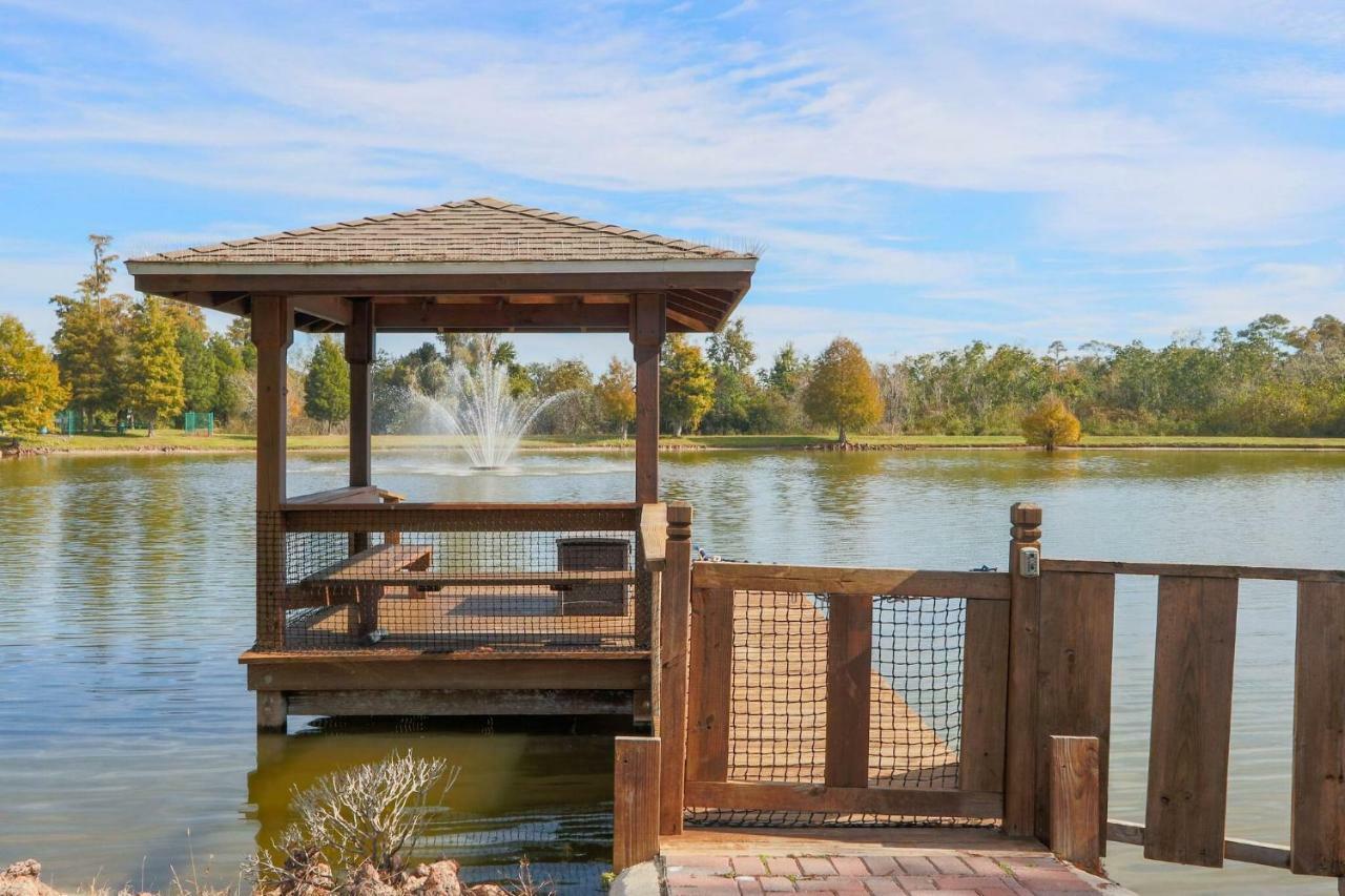 Lakeside Resort: Family-friendly Getaway Near Holiday home