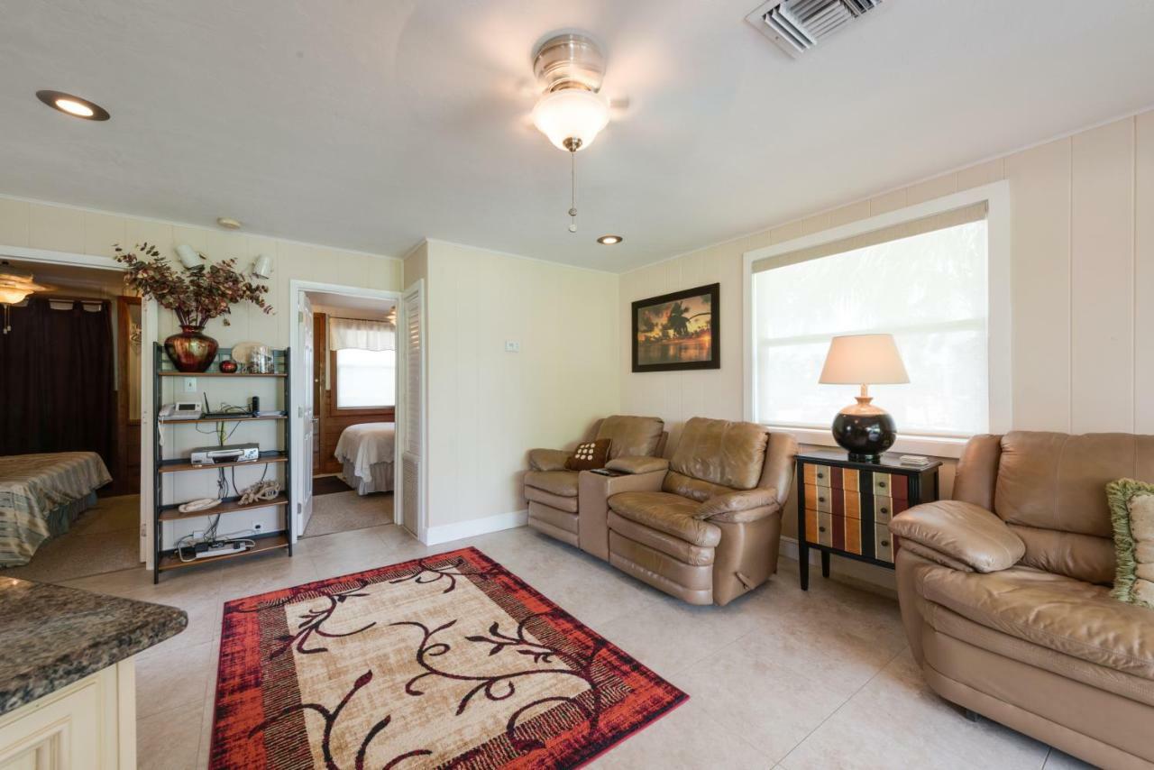 Gulf Beauty, 2 Bedrooms, Gulf Side Cottage, Sleeps 4 Fort Myers Beach