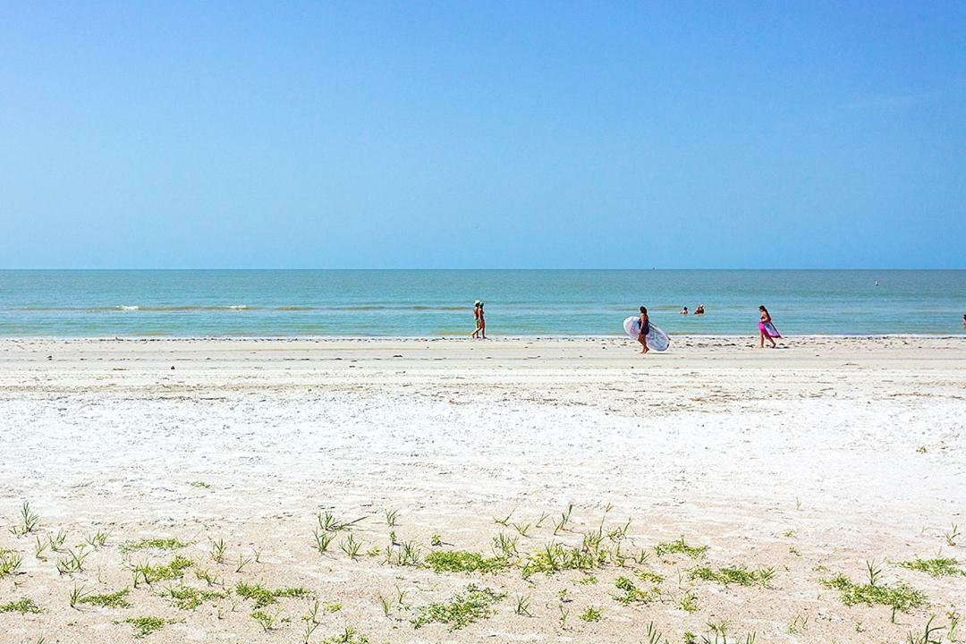 Gulf Beauty, 2 Bedrooms, Gulf Side Cottage, Sleeps 4 * Fort Myers Beach