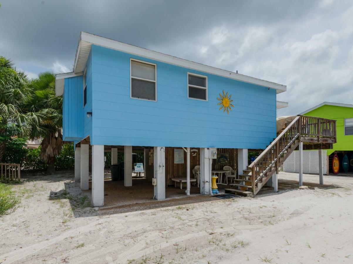 Gulf Beauty, 2 Bedrooms, Gulf Side Cottage, Sleeps 4 Holiday home Fort Myers Beach