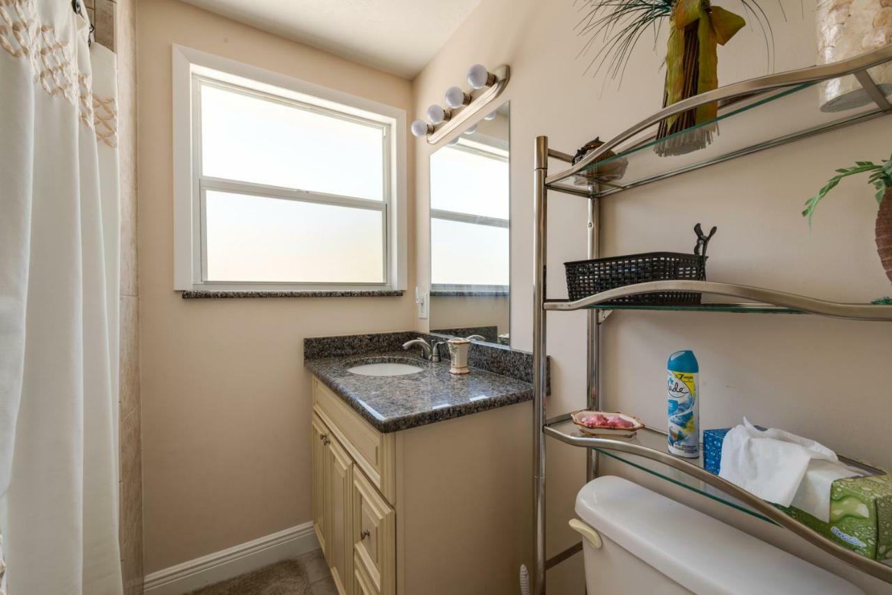 Gulf Beauty, 2 Bedrooms, Gulf Side Cottage, Sleeps 4 Fort Myers Beach