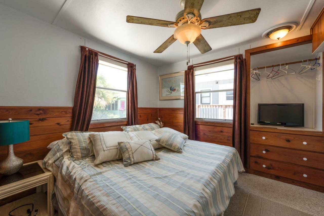 Gulf Beauty, 2 Bedrooms, Gulf Side Cottage, Sleeps 4 Fort Myers Beach
