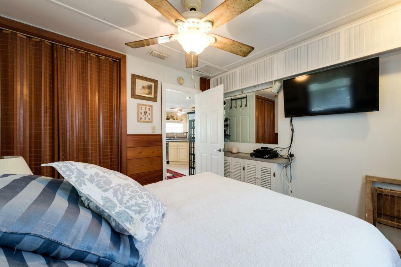 Gulf Beauty, 2 Bedrooms, Gulf Side Cottage, Sleeps 4 Fort Myers Beach