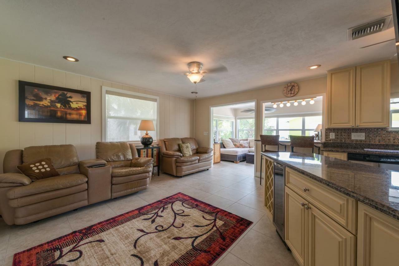 Gulf Beauty, 2 Bedrooms, Gulf Side Cottage, Sleeps 4 Holiday home Fort Myers Beach