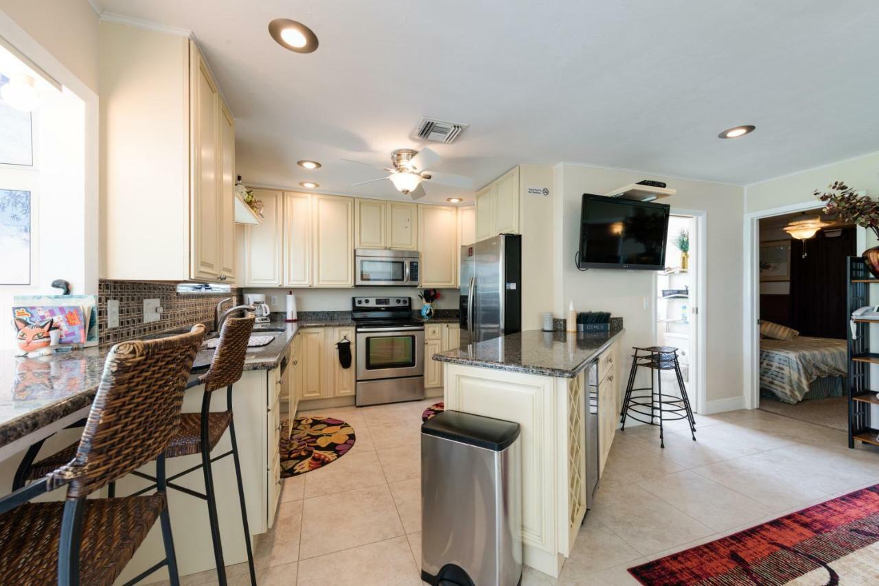 Gulf Beauty, 2 Bedrooms, Gulf Side Cottage, Sleeps 4 Holiday home *