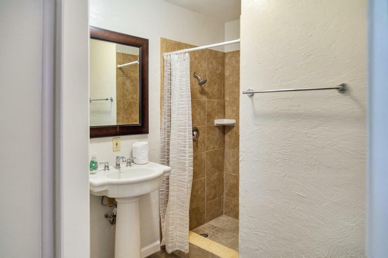 Parrot Nest Inn 2*