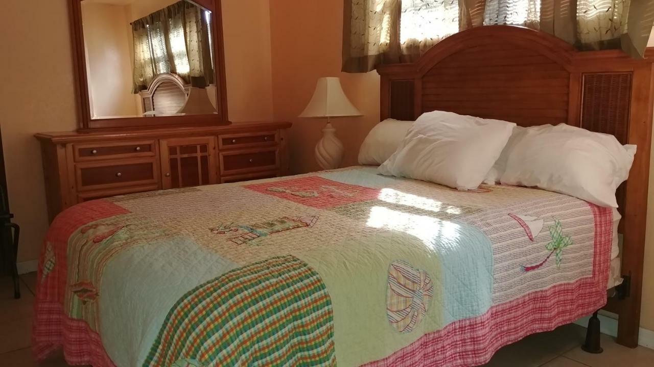 Motel The Court And 2*