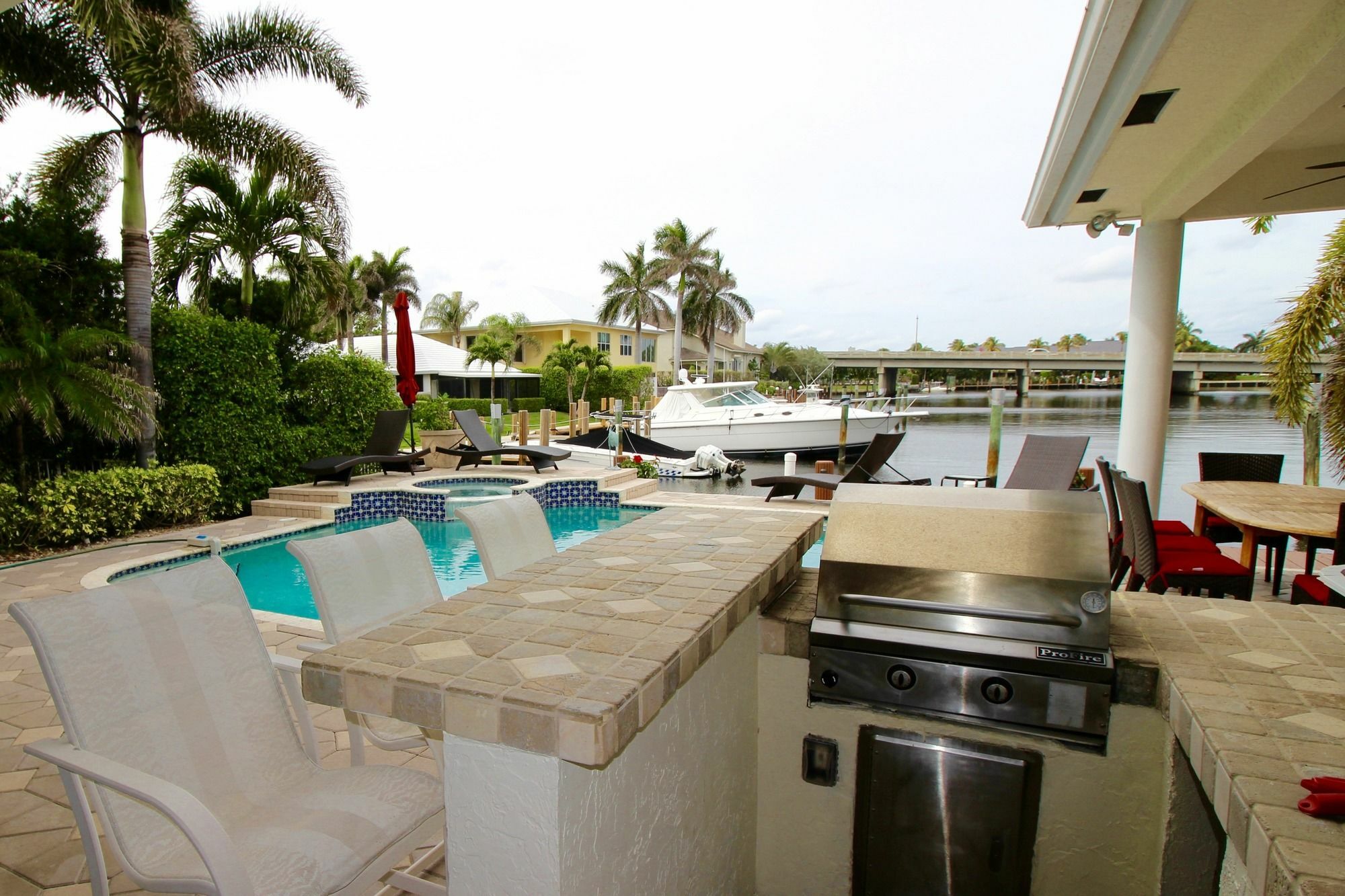 Tropical Isle Waterfront Homes Apartment *