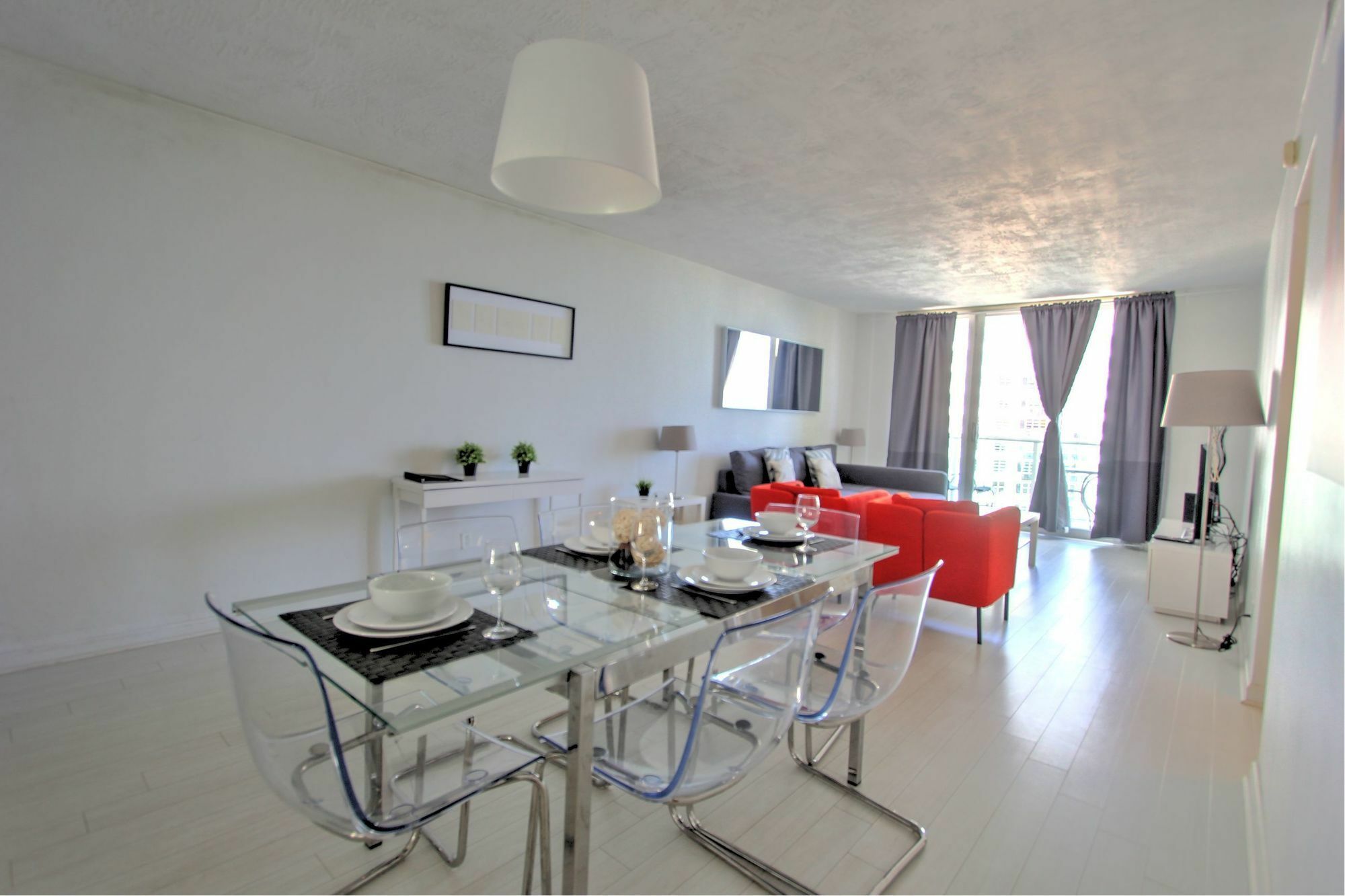 Hollywood Condo Apartment *