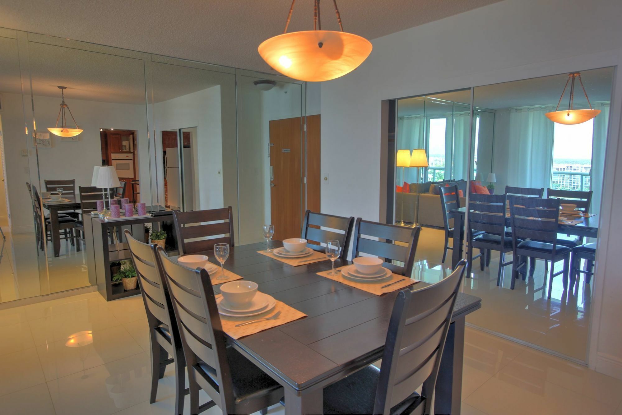 Hollywood Condo Apartment *
