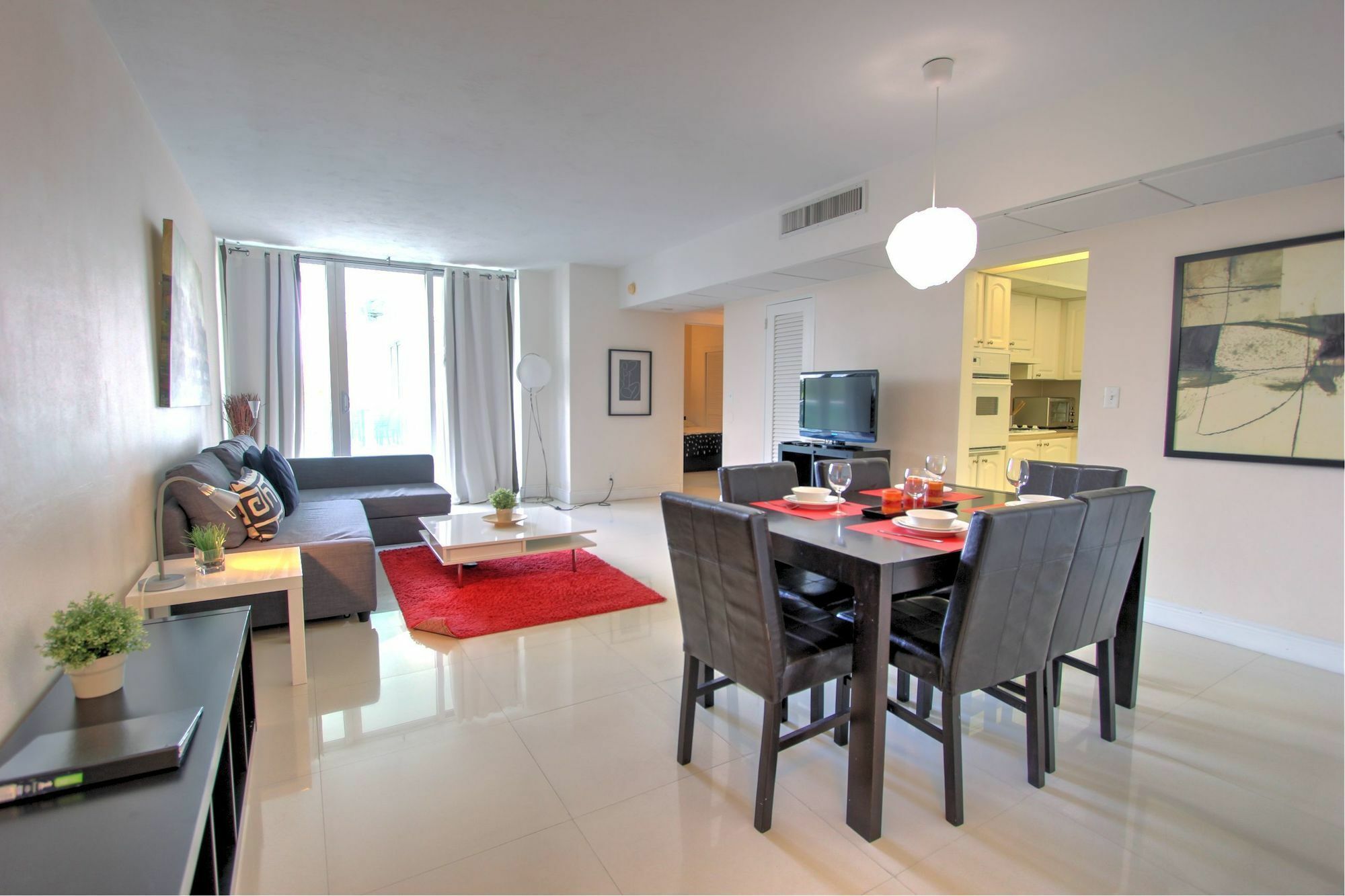 Hollywood Condo *