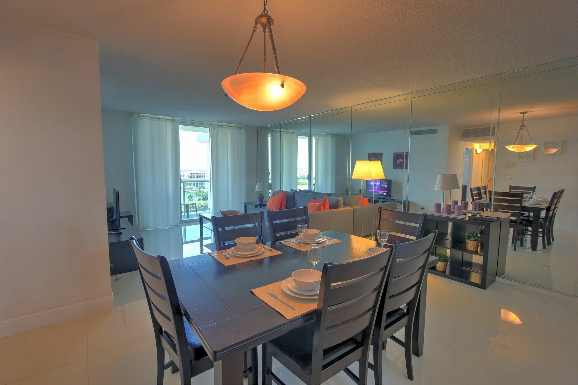 Hollywood Condo Apartment *
