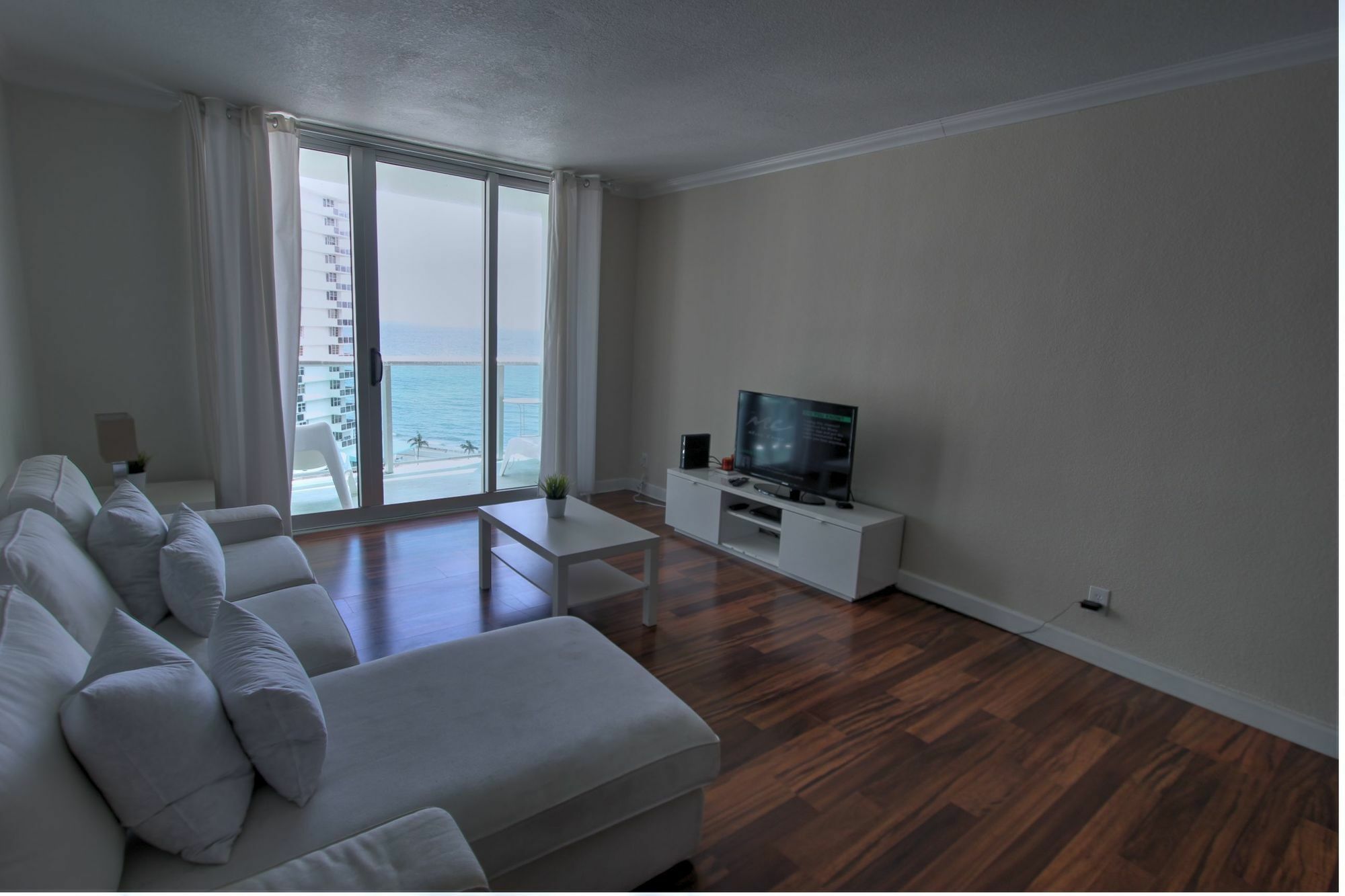 Hollywood Condo Apartment *