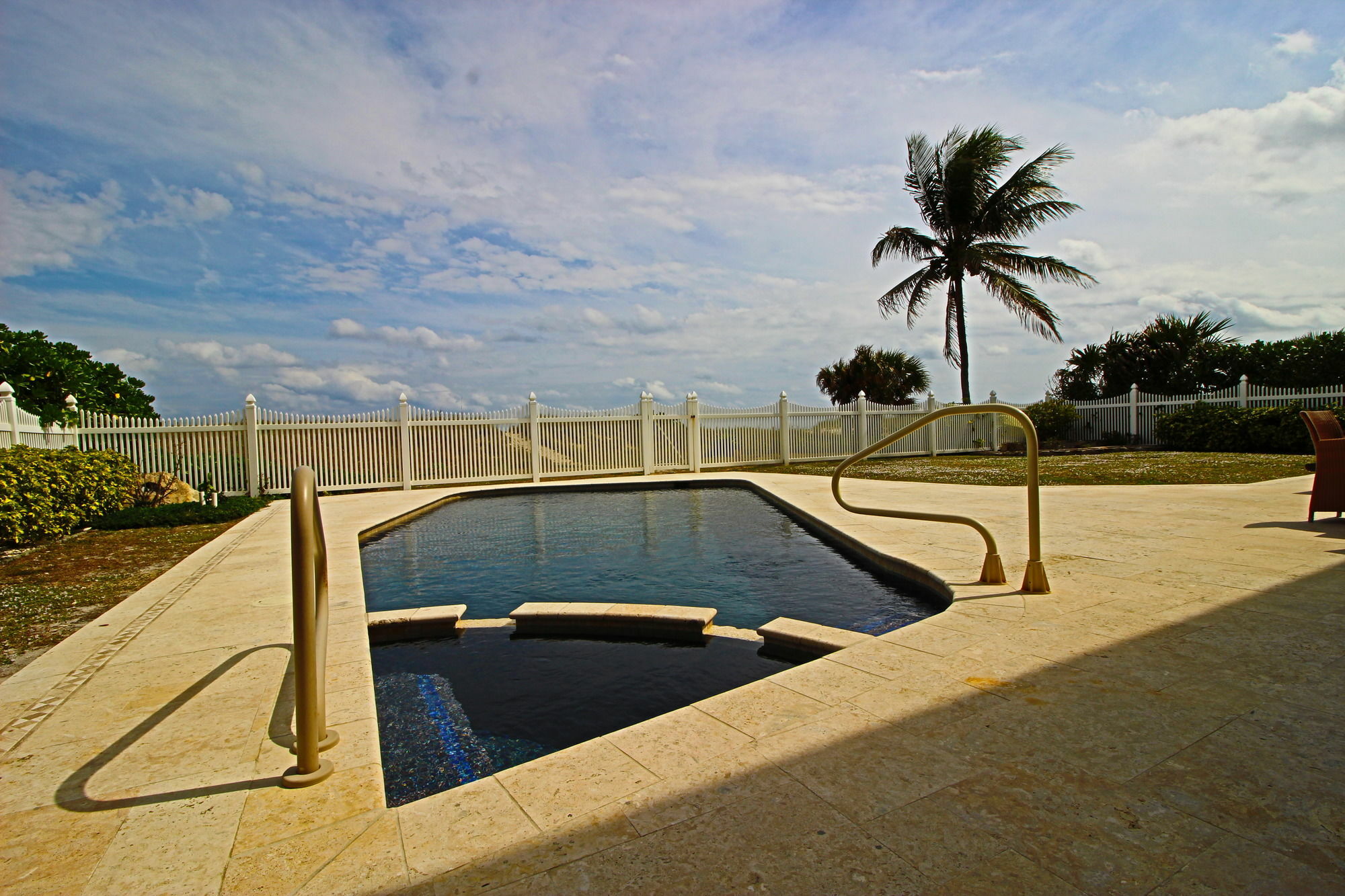 Luxury Oceanfront Estate Apartment *