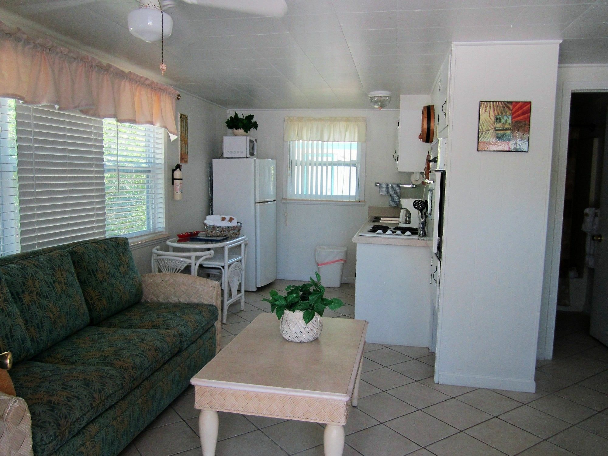 Tropical Winds Beachfront And Motel