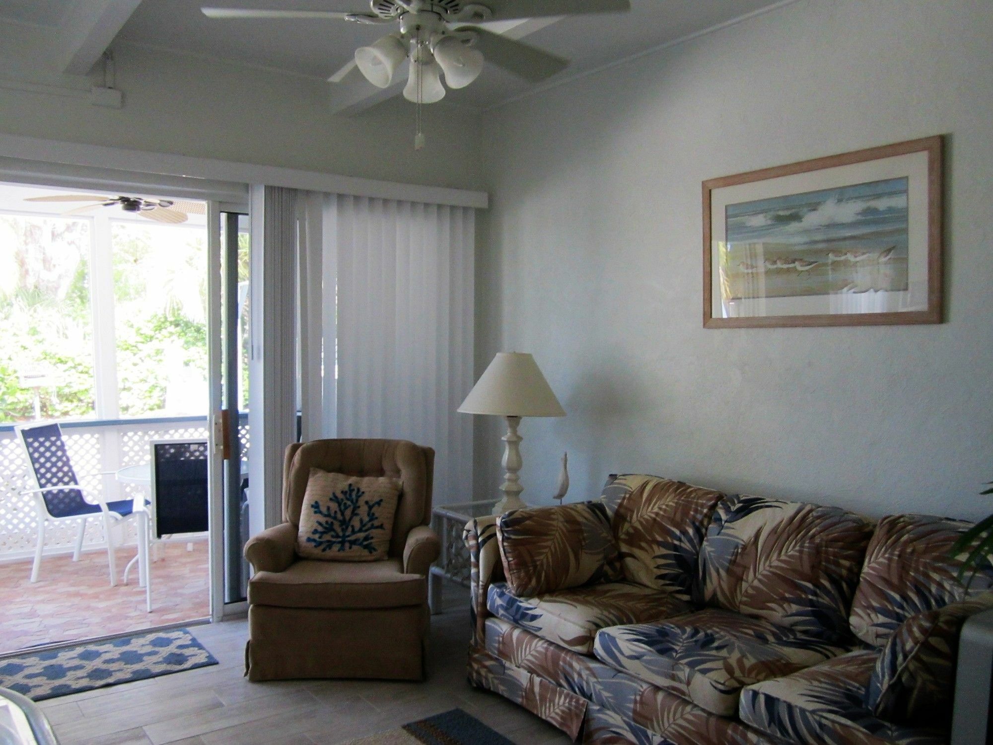 Tropical Winds Beachfront And Motel