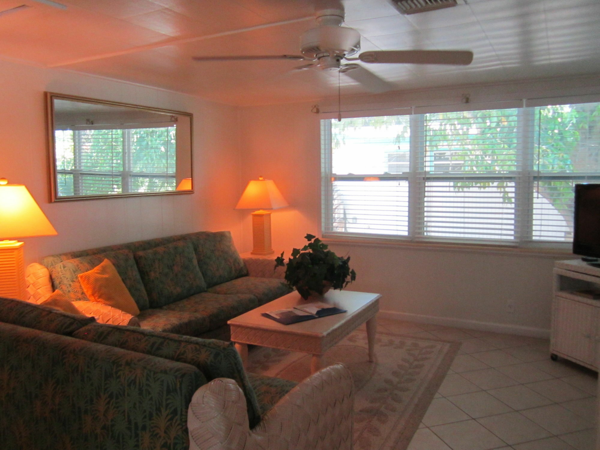 Tropical Winds Beachfront And Sanibel