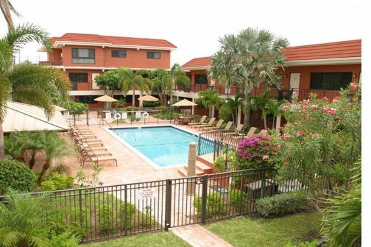 Hotel Away 3*
