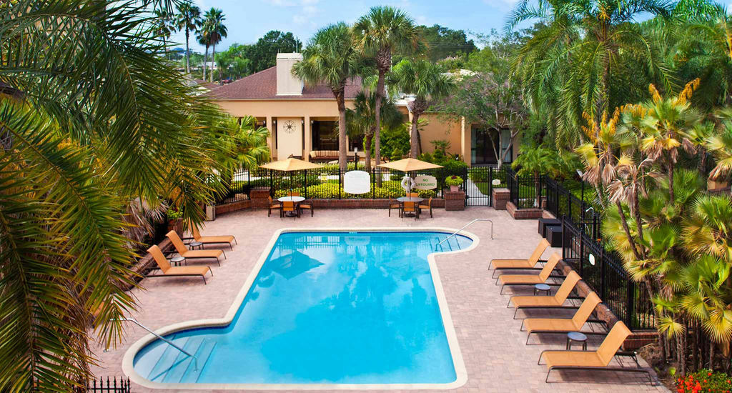 Courtyard Westshore/airport Hotel