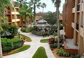 Courtyard West Hotel 3*