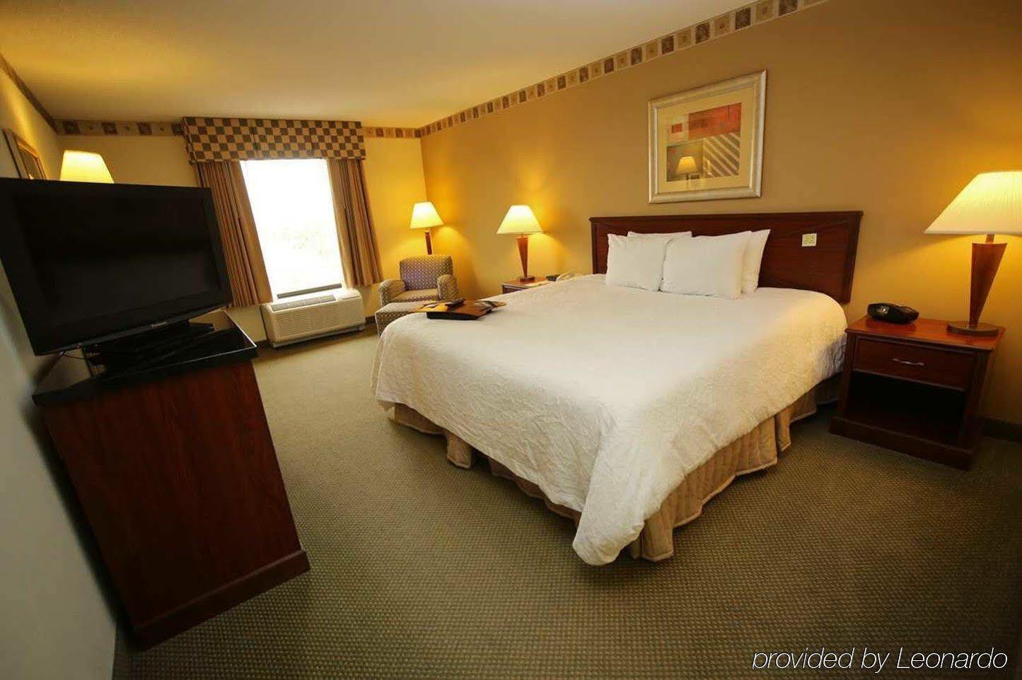 Hotel Hampton & At Mary Colonial Townpark
