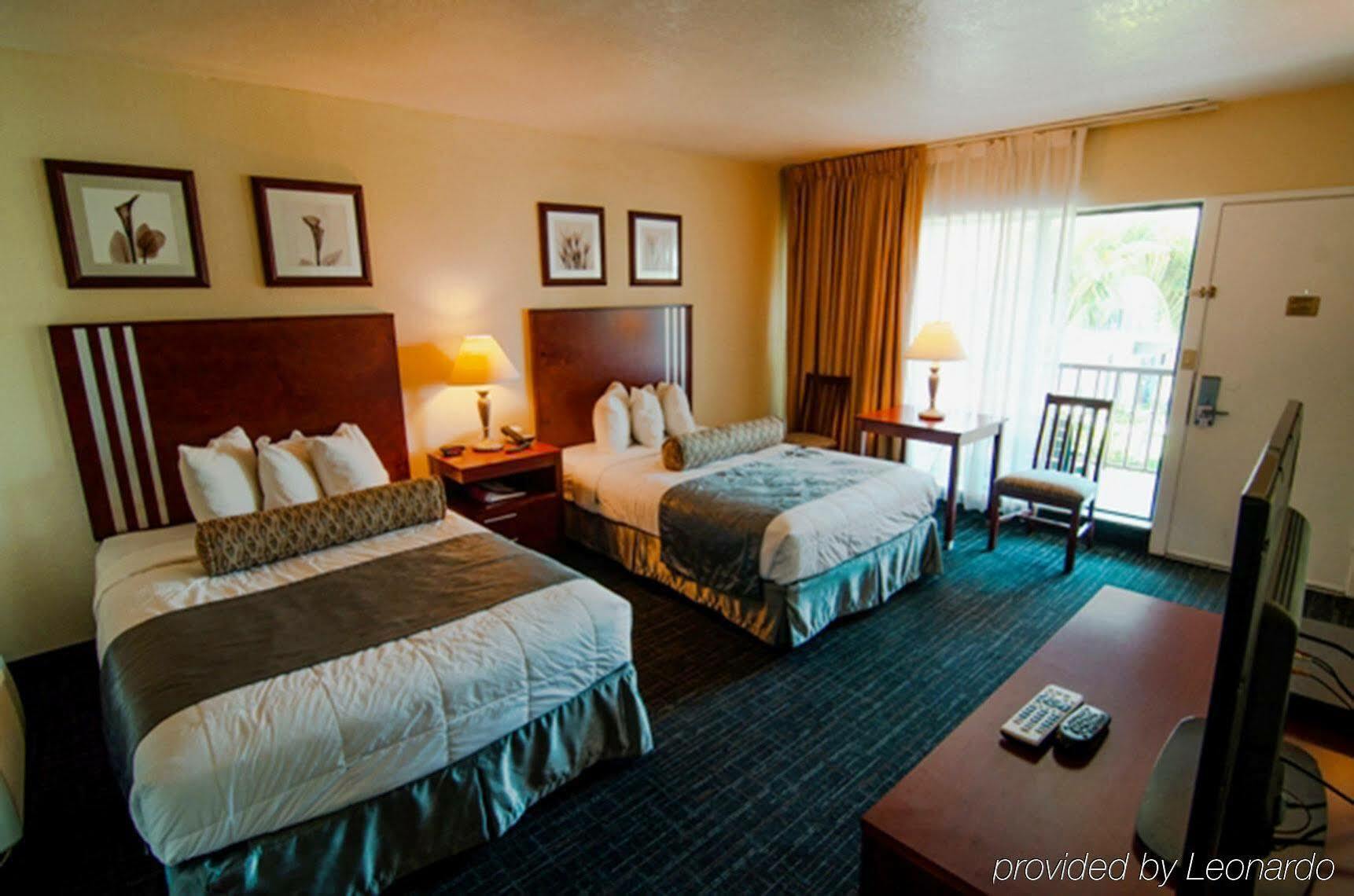 Resort The Beachcomber St. Pete &
