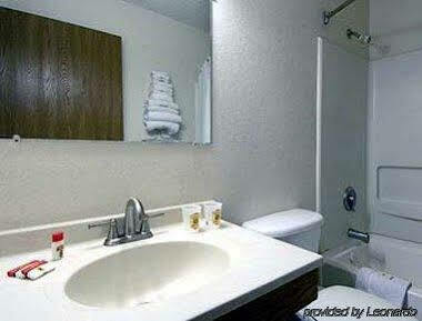 Super 8 By Wyndham Clearwater/st. Petersburg Airport Hotel
