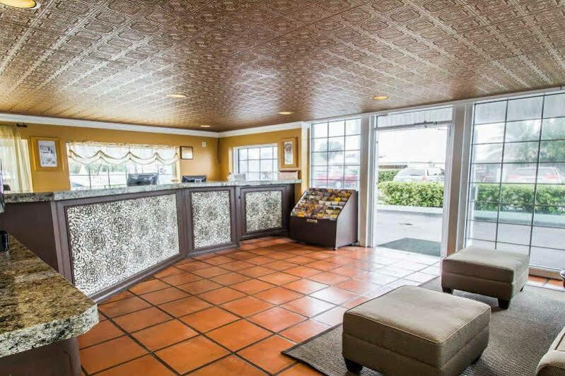 Econo Cocoa - Near The Port Lodge *