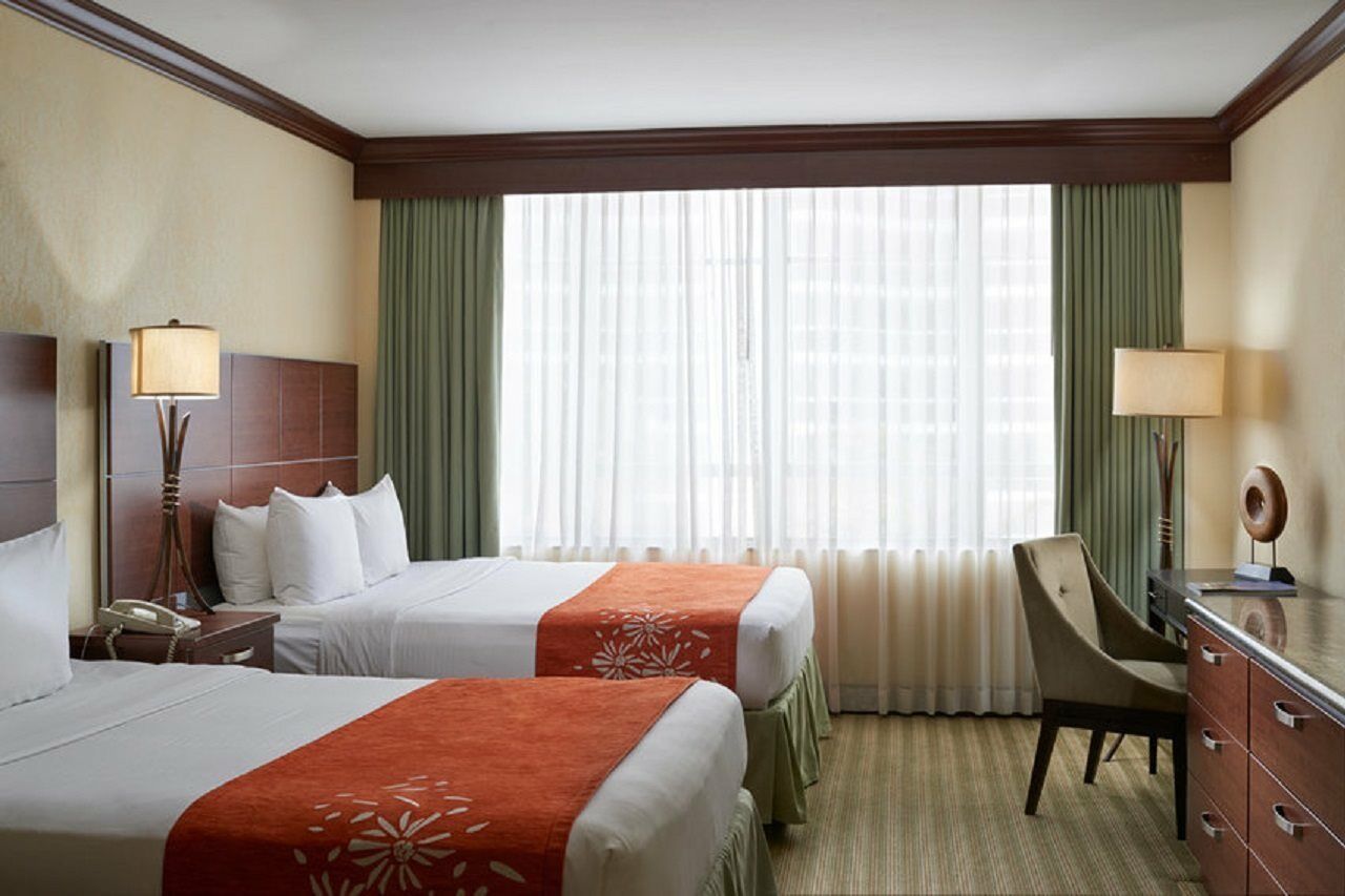 Resort Newport Beachside &