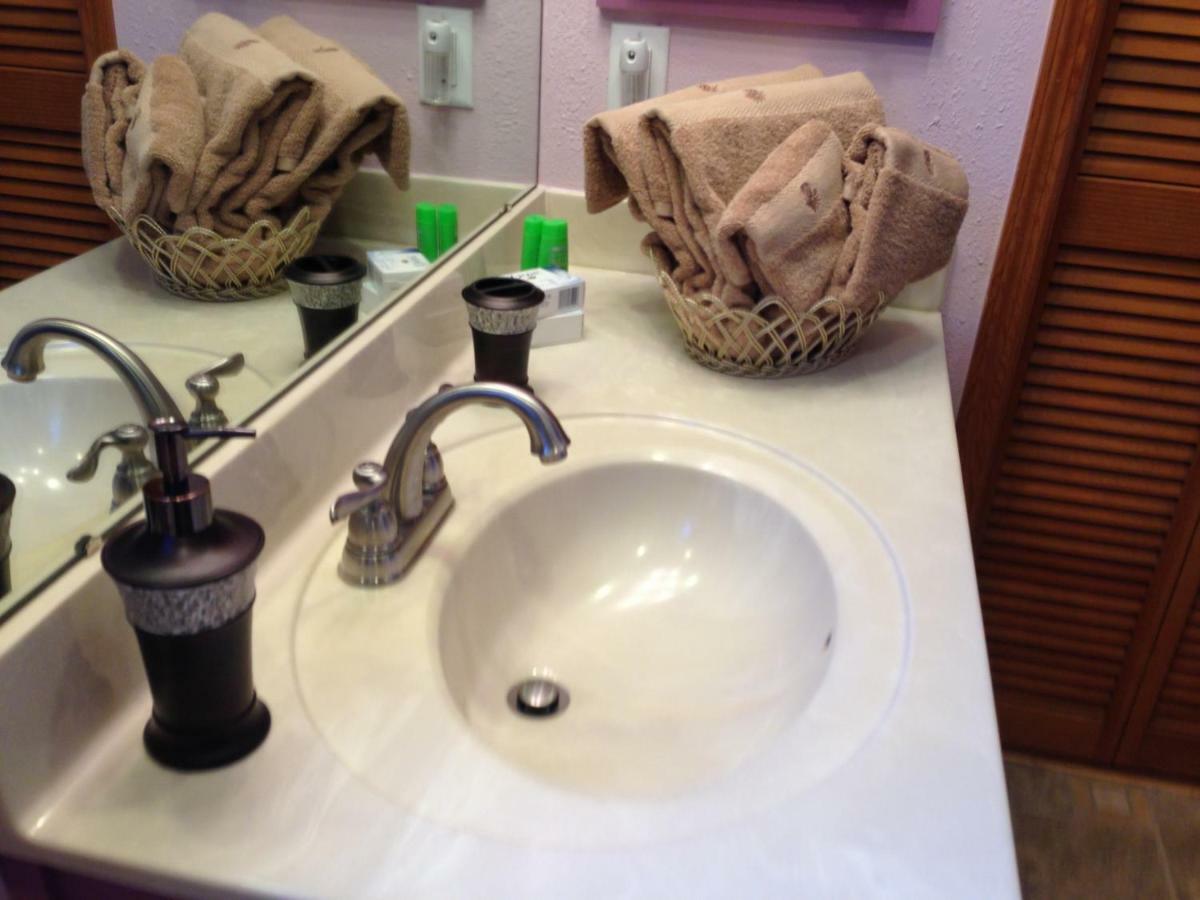 Walk To Indian Rocks Exclusive Use Of Hot Tub, Pool, Bbq,with Privacy *