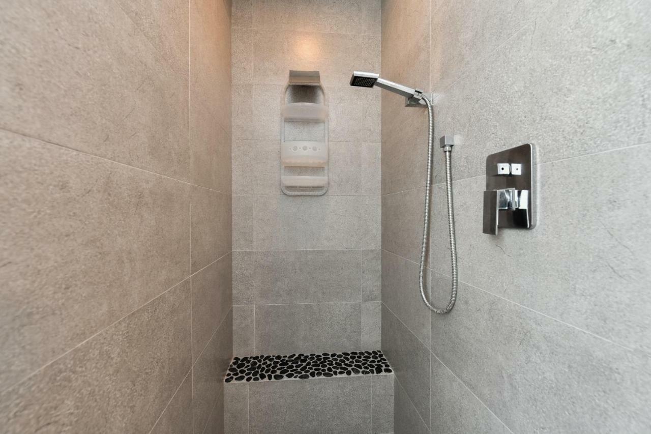 Contemporary Pool I - Pool & Jacuzzi - Nearby Venice