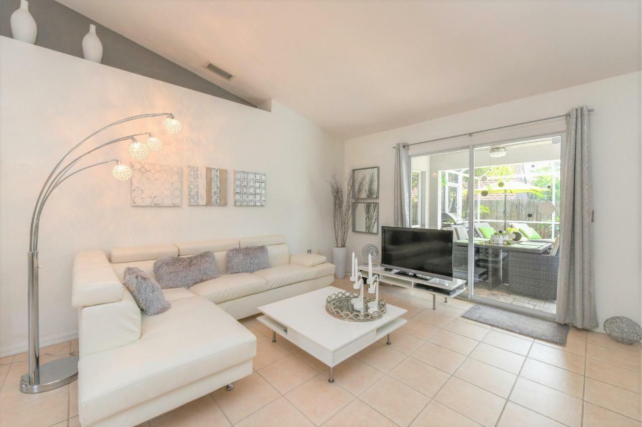 Contemporary Pool I - Pool & Jacuzzi - Nearby Holiday home