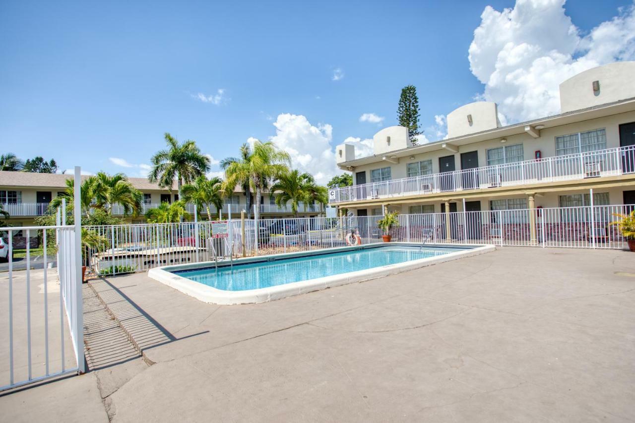 Oyo Pompano Motel