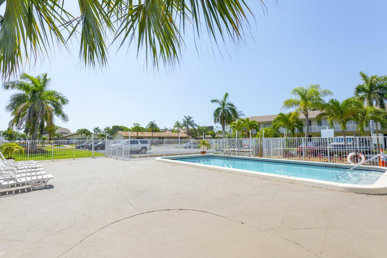 Oyo Pompano * Pompano Beach