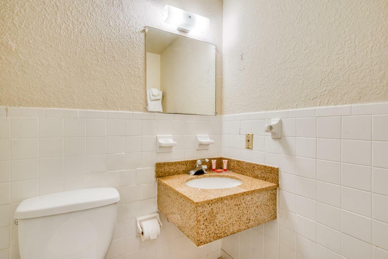 Motel Oyo Pompano *