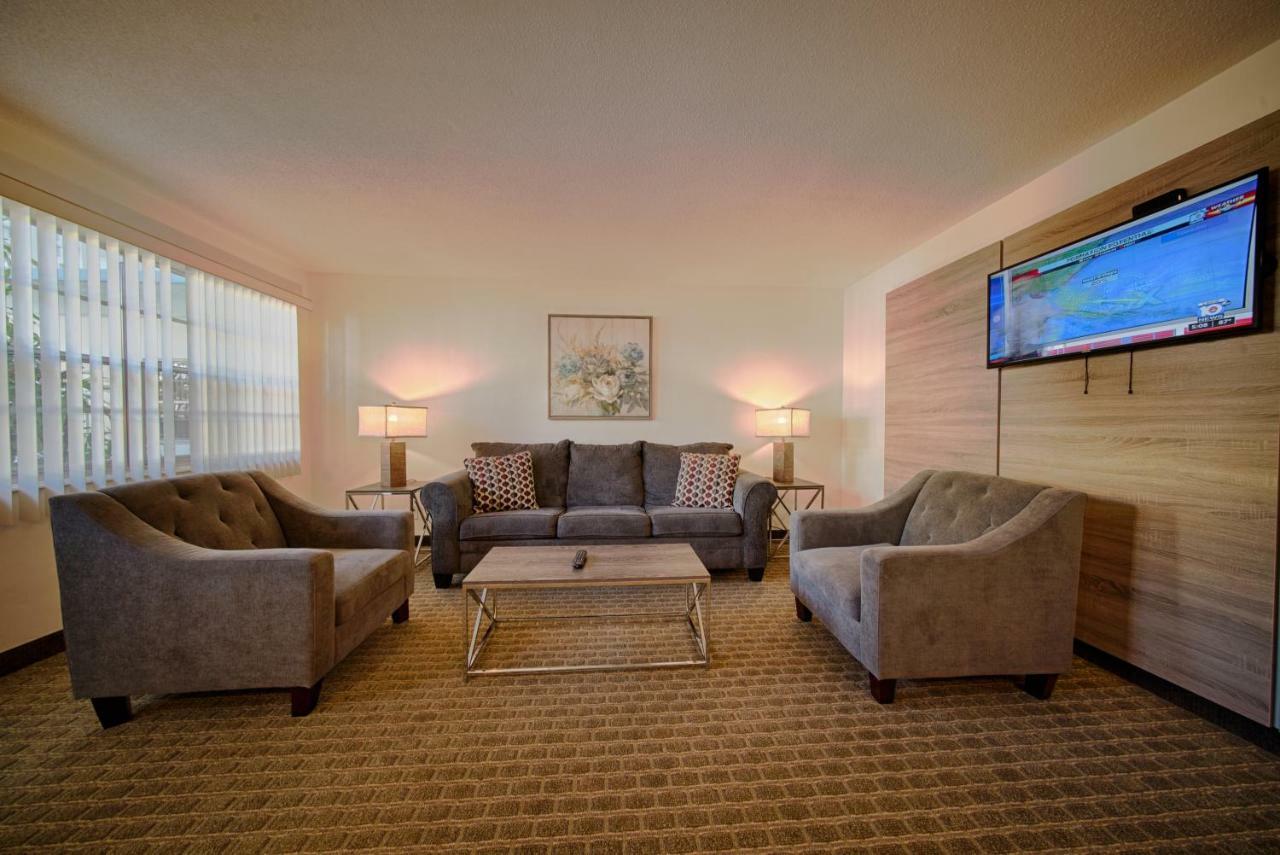 Club Lux By The Hotel Deerfield Beach