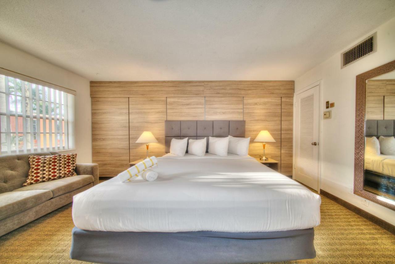 Hotel Club Lux By The