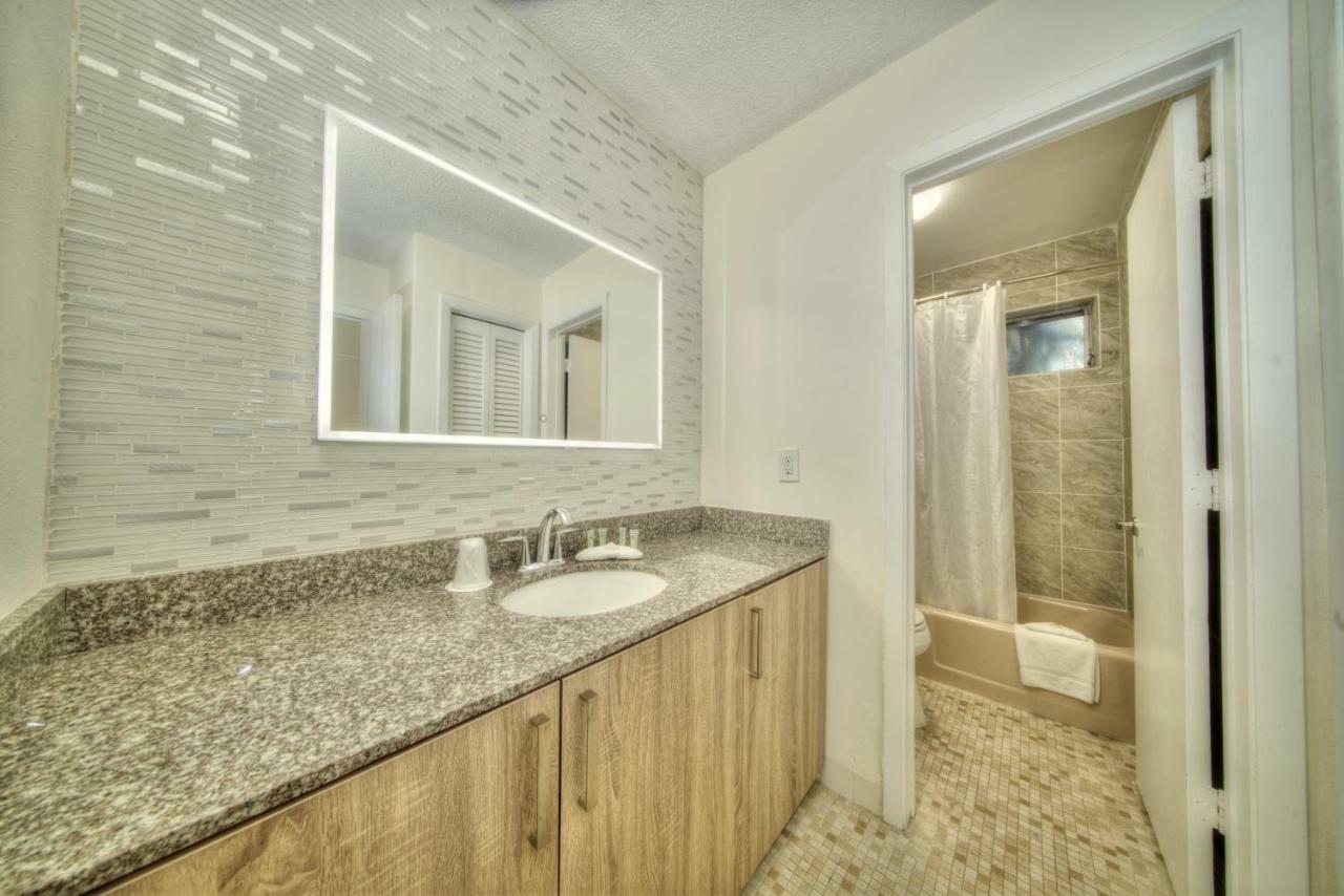 Club Lux By The Deerfield Beach