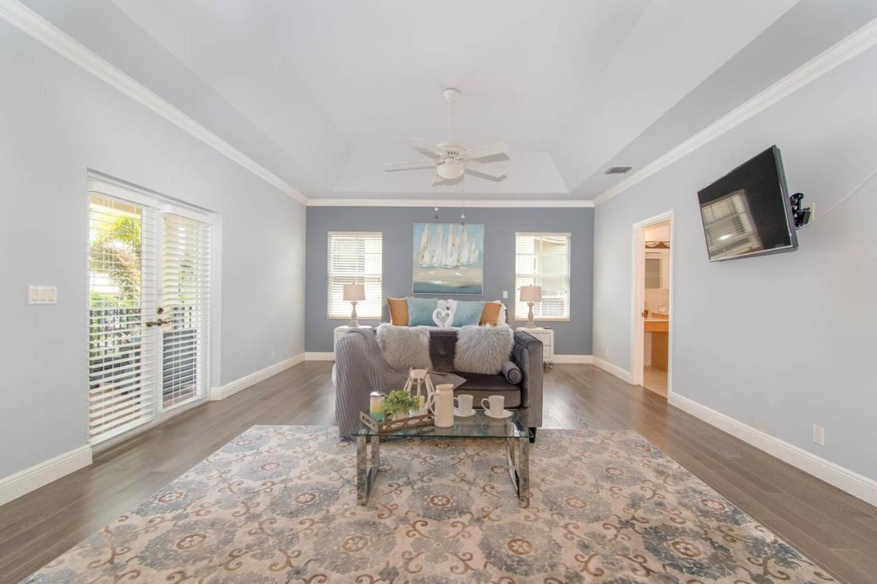 Holiday home Gorgeous 5 Bedroom W/heated Pool Canal Front Dania Beach