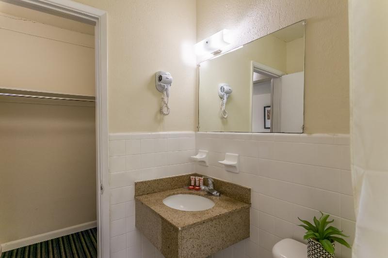 Oyo Pompano Motel *